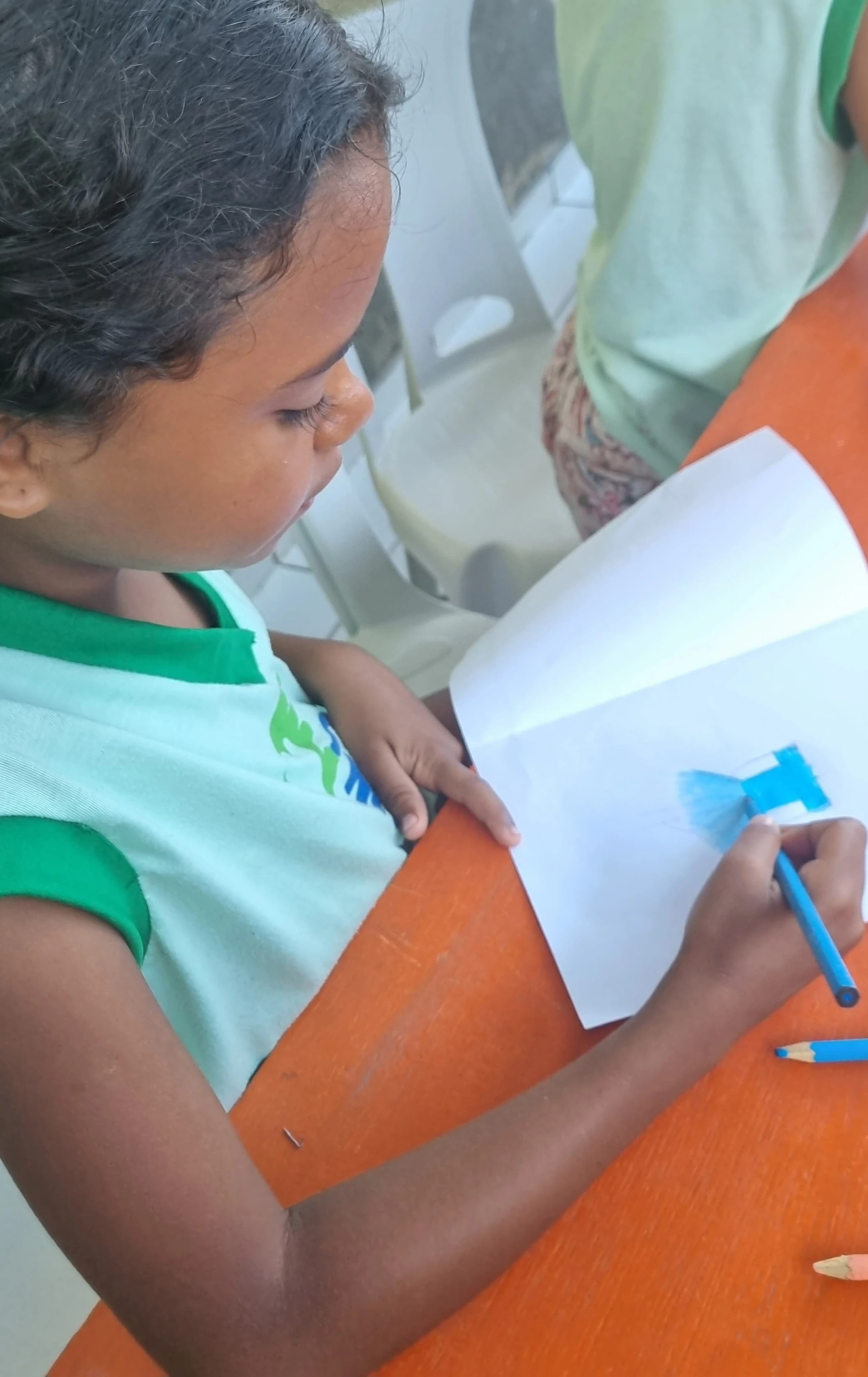 Criança pintando durante a aula de artes