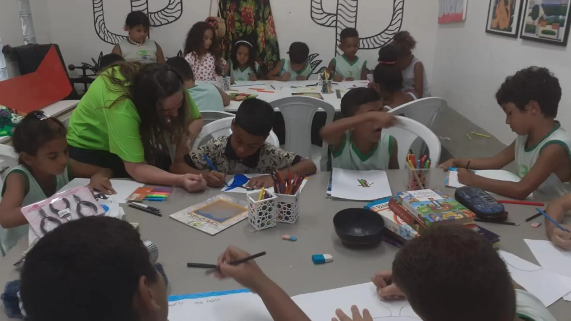 Crianças em atividades artísticas