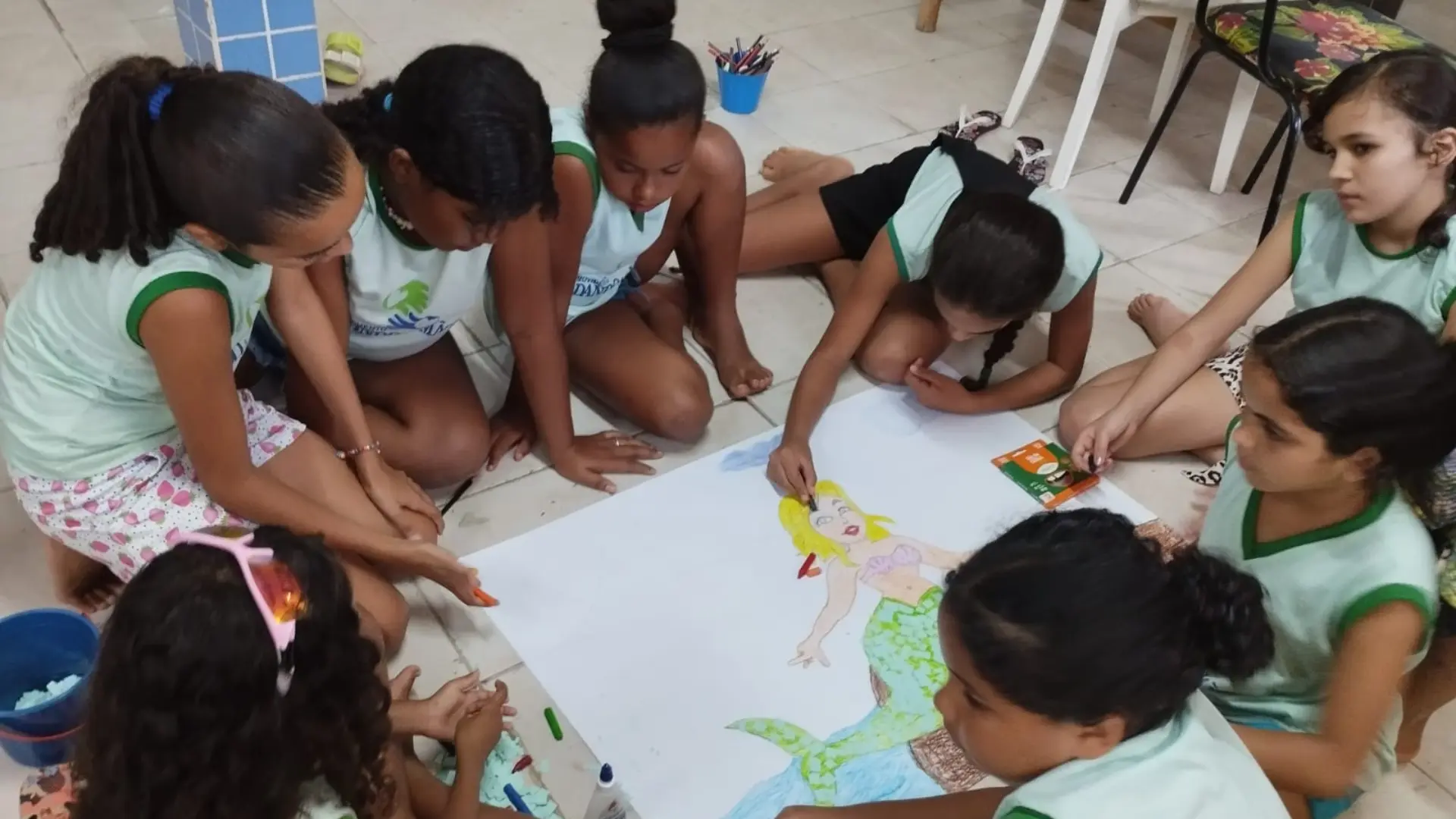 Crianças em atividades artísticas