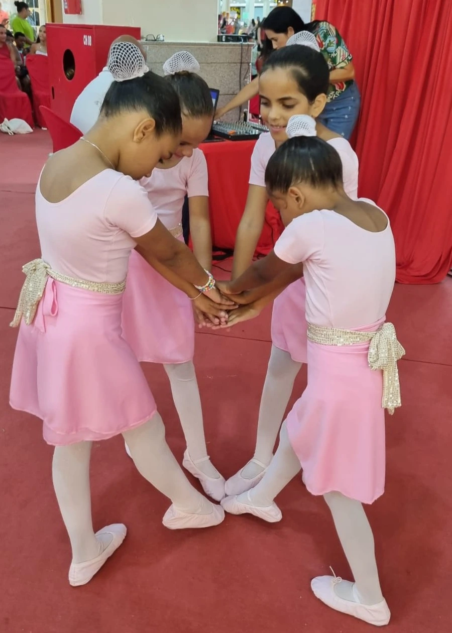 Crianças em pose de ballet durante uma apresentação