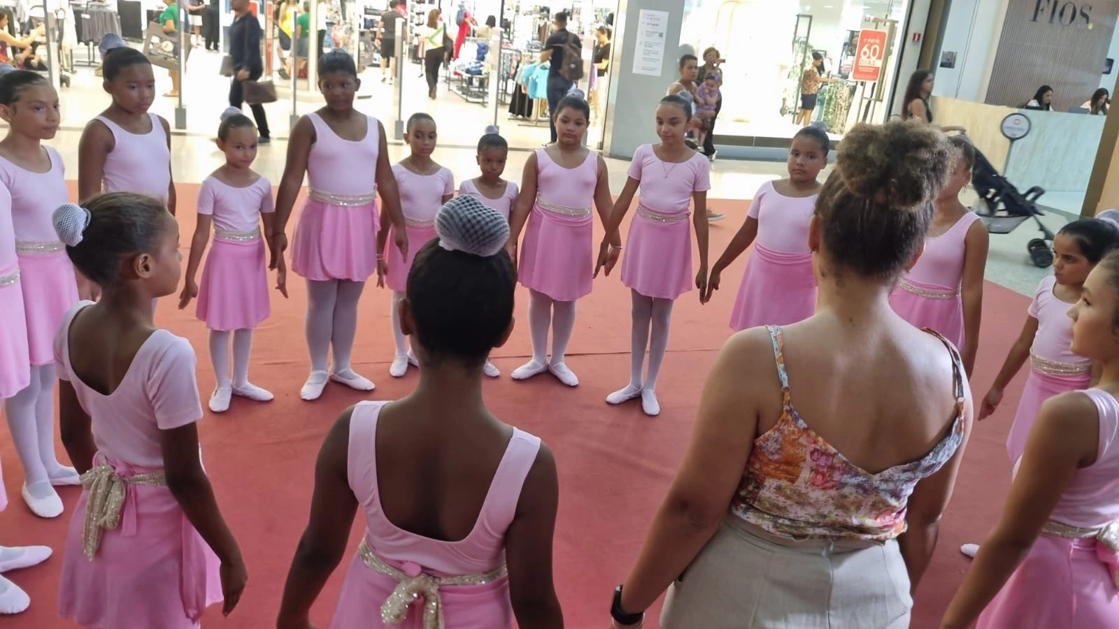 Crianças dançando balé