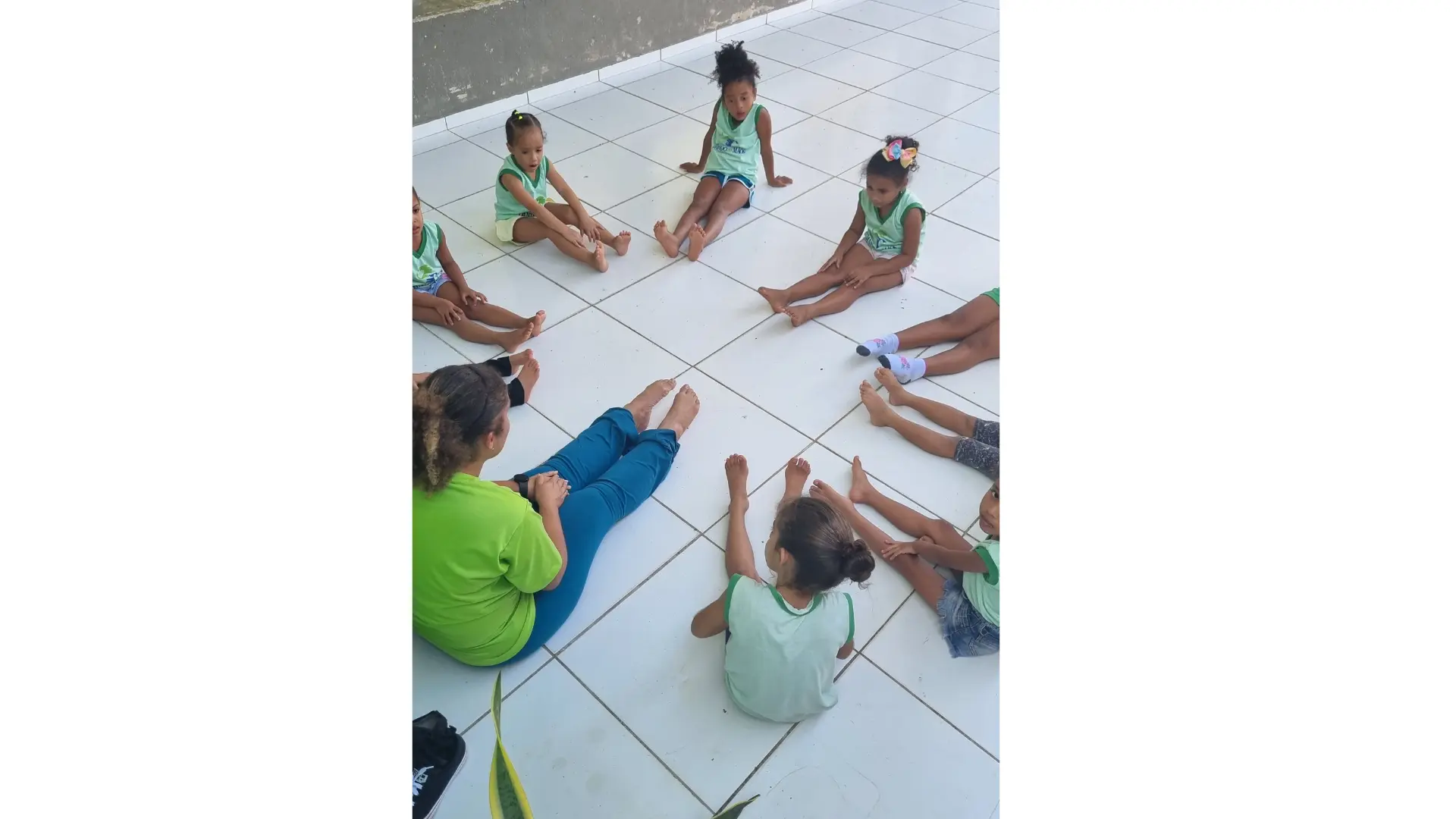 Crianças dançando balé