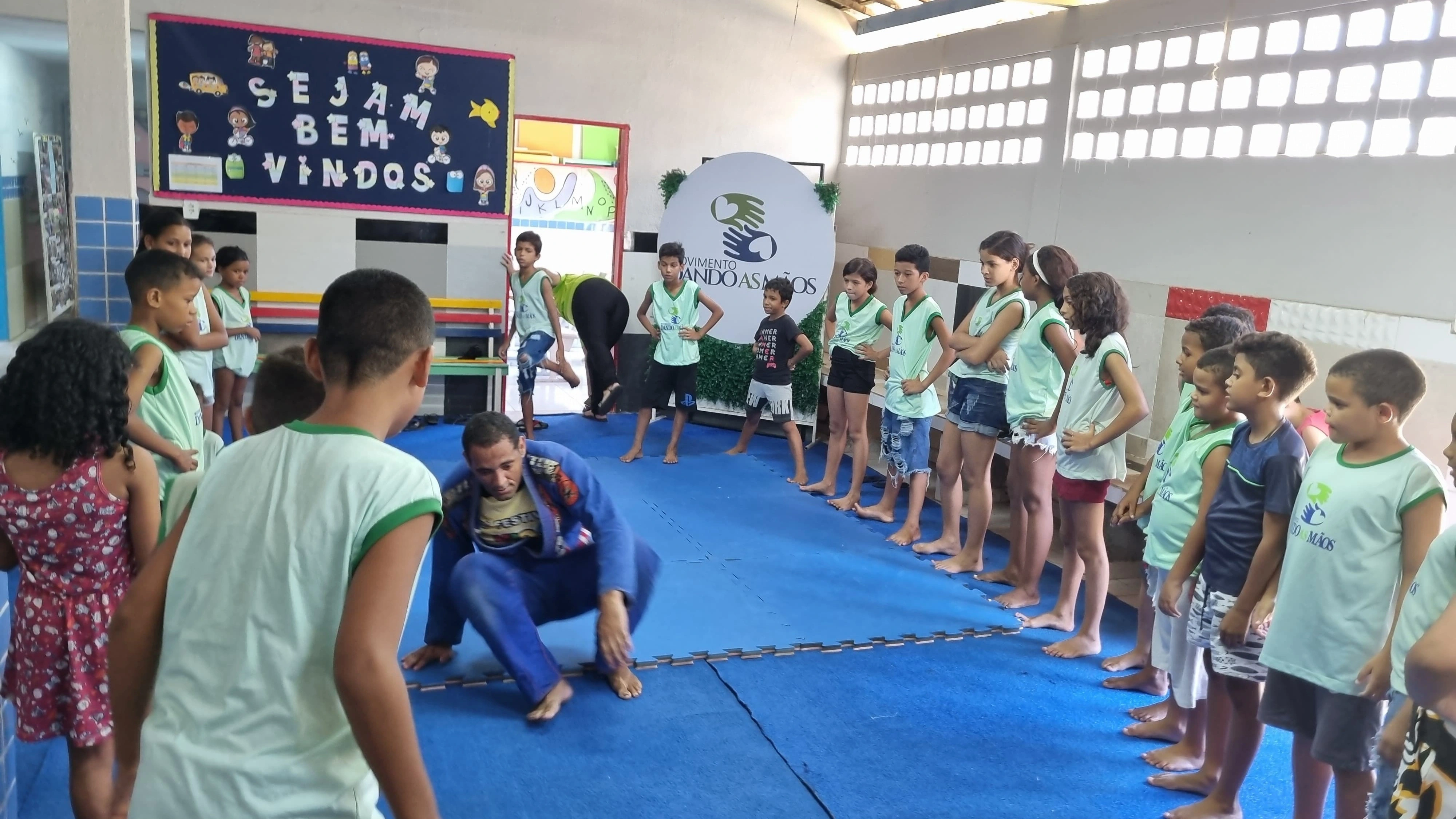 Crianças praticando jiu-jítsu