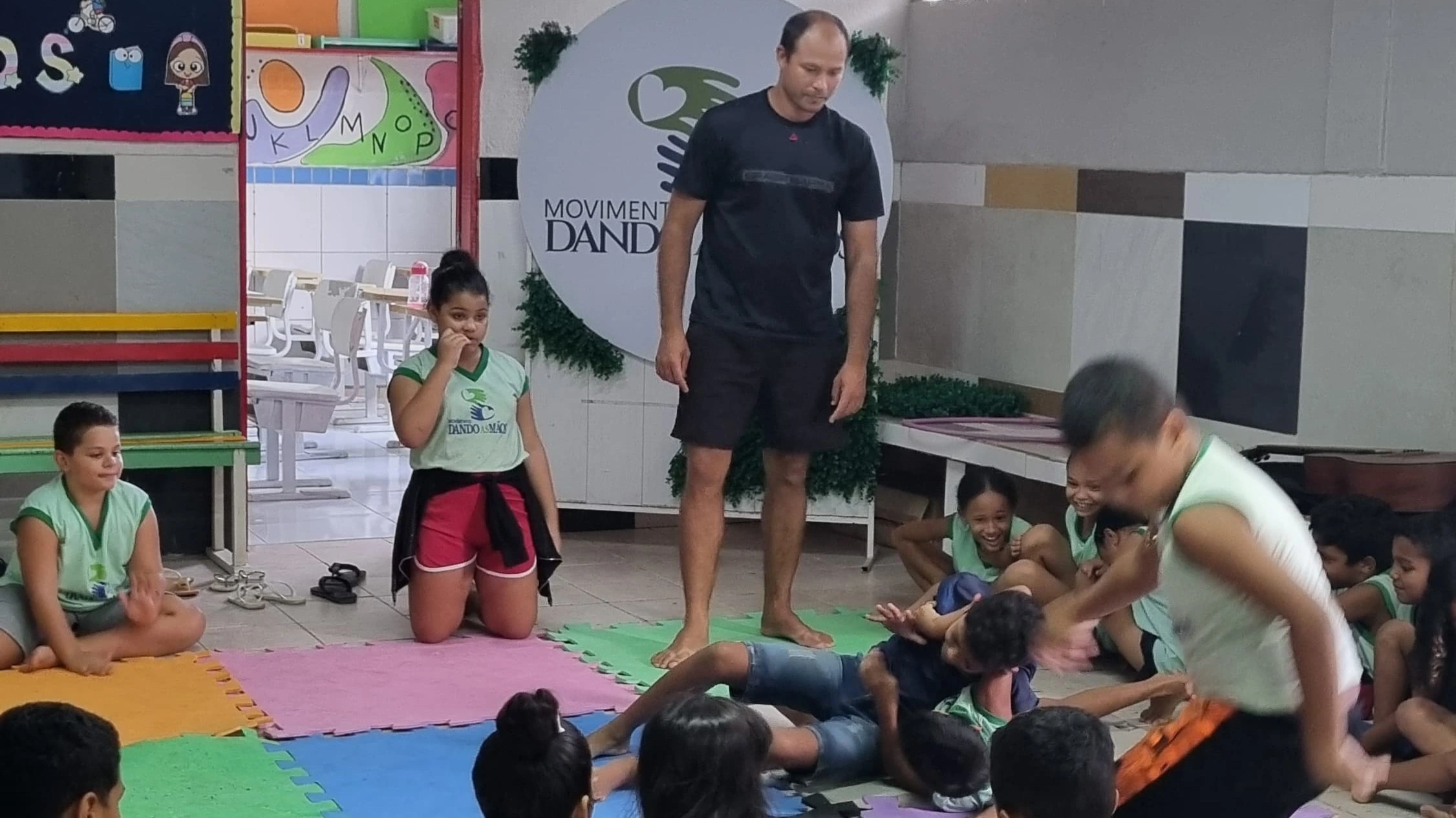 Crianças praticando jiu-jítsu