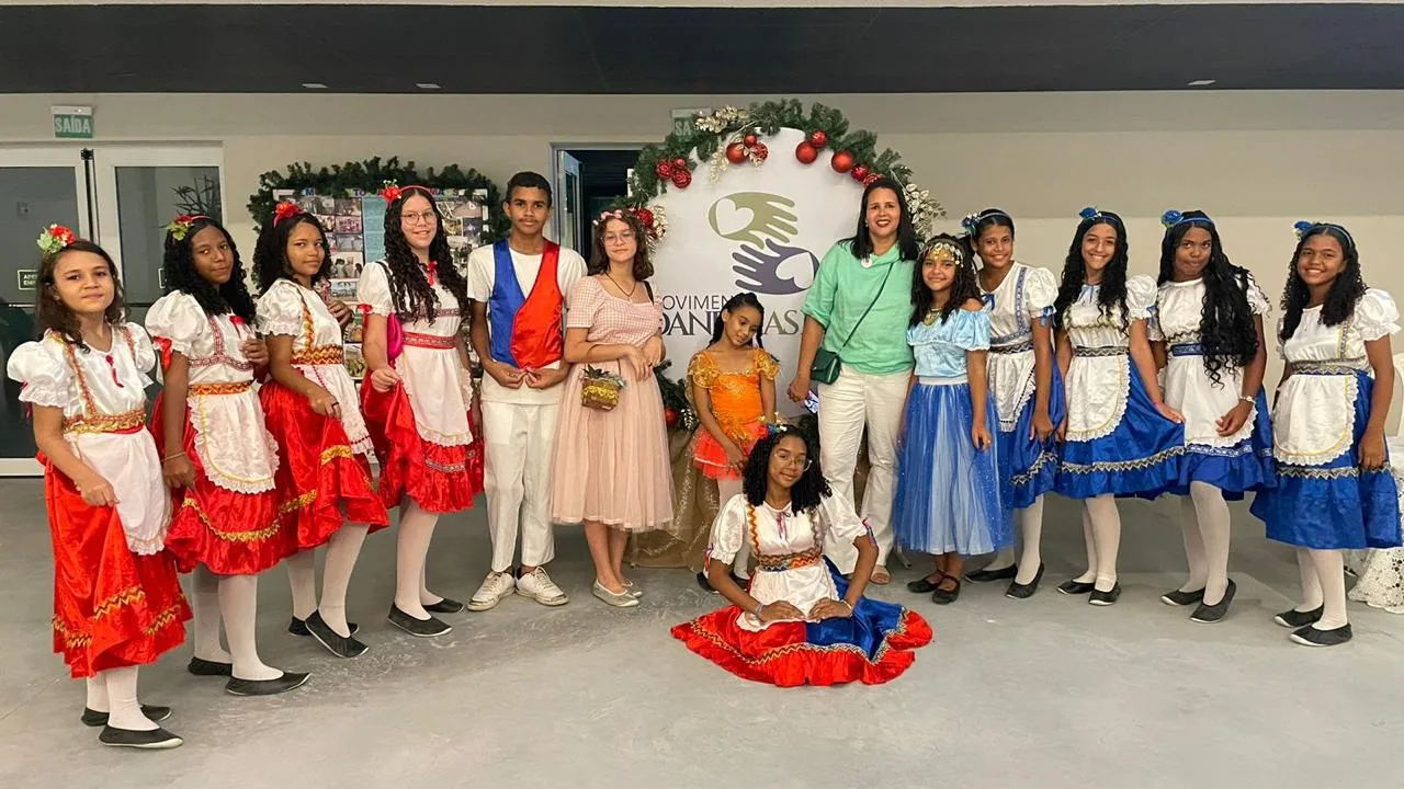 Crianças vestidas com roupas tradicionais de pastoril