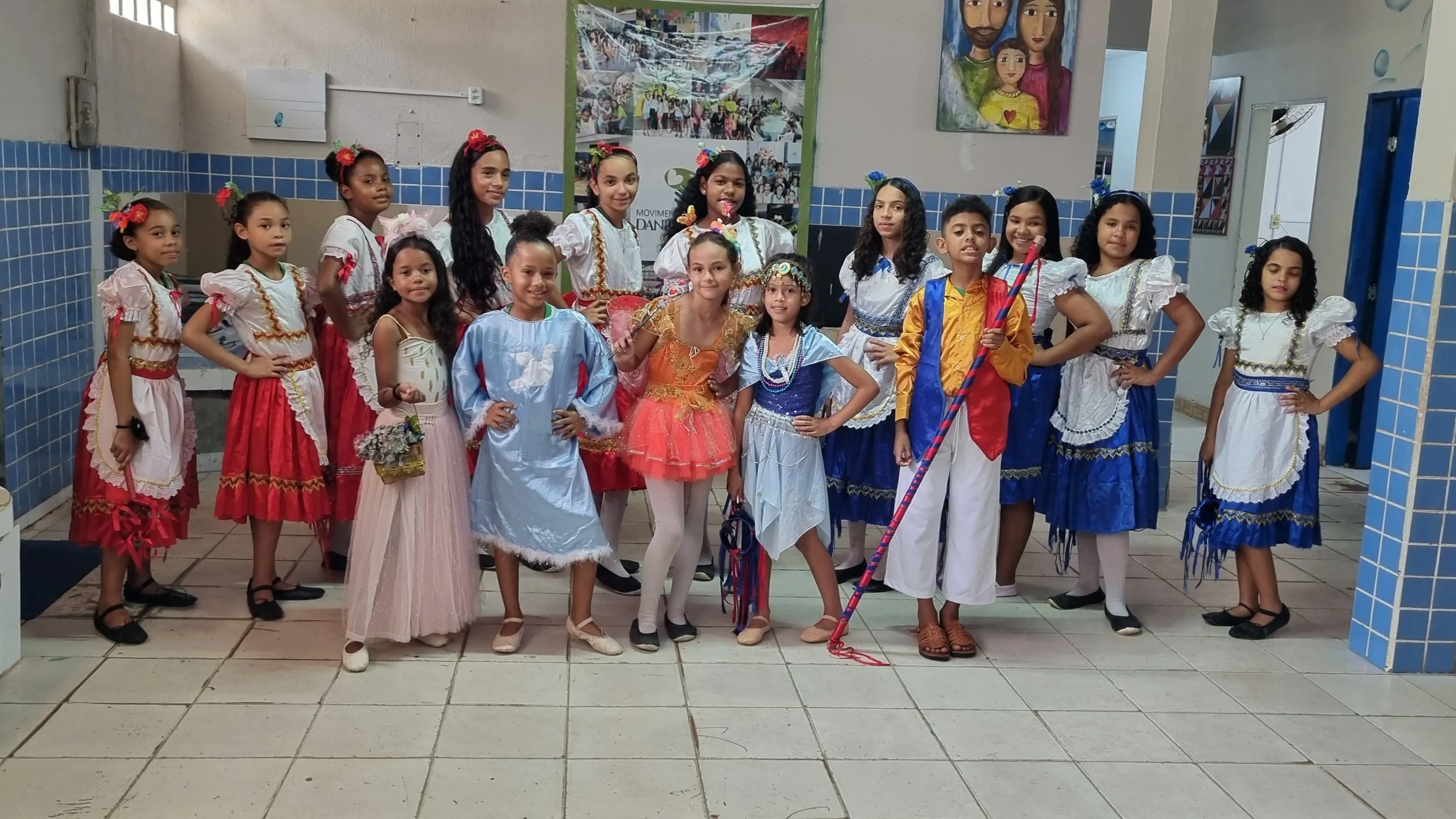 Crianças vestidas com roupas tradicionais de pastoril