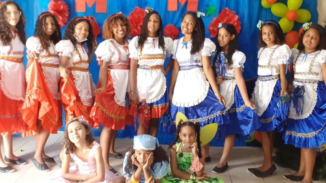 Crianças vestidas com roupas tradicionais de pastoril