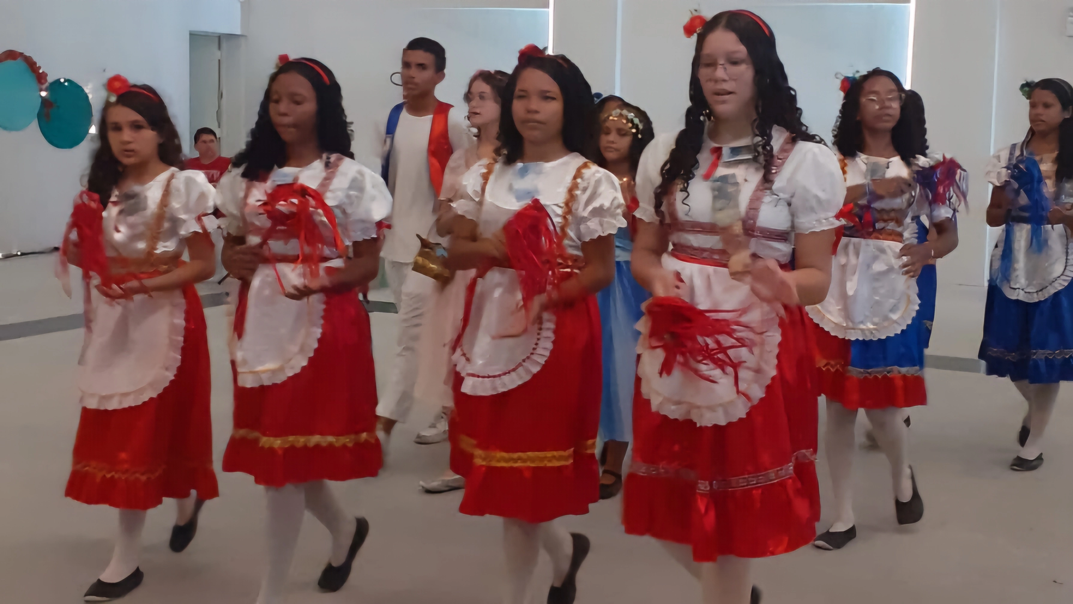 Crianças vestidas com roupas tradicionais de pastoril