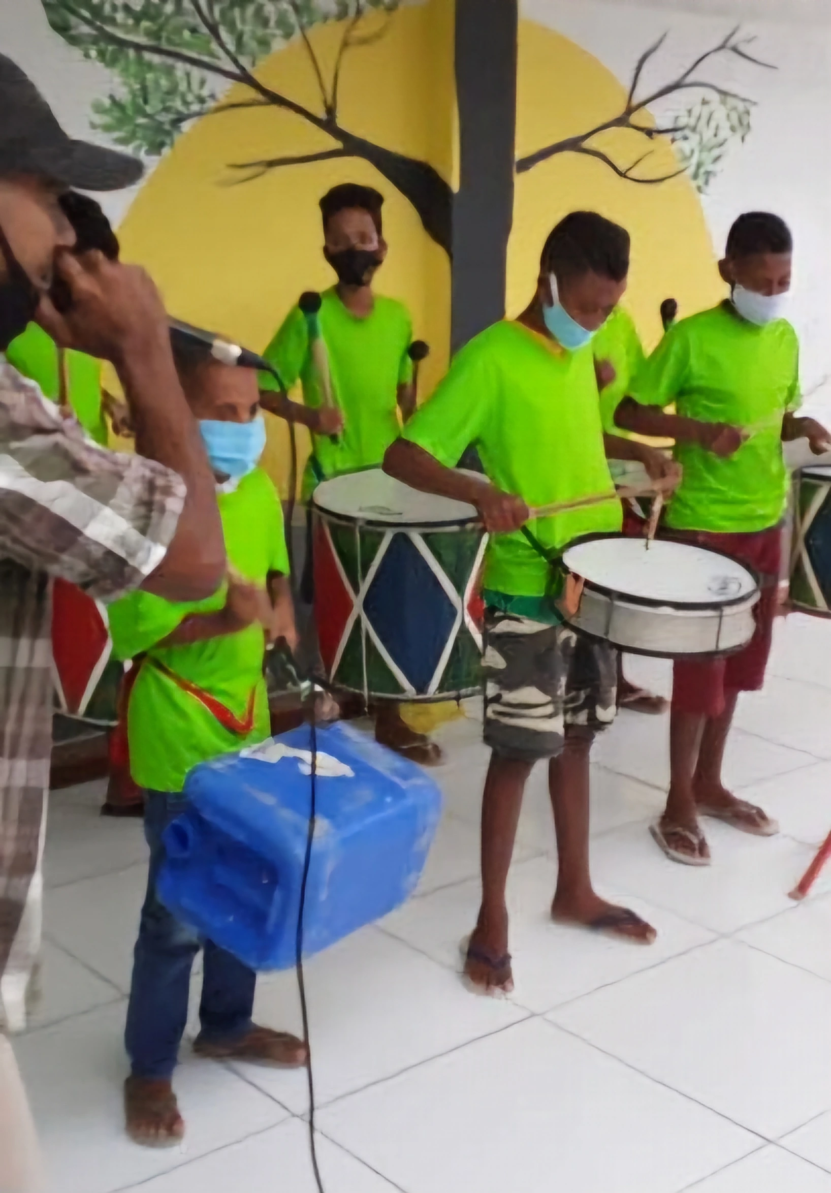 Crianças tocando com intrumentos na banda de Percussão
