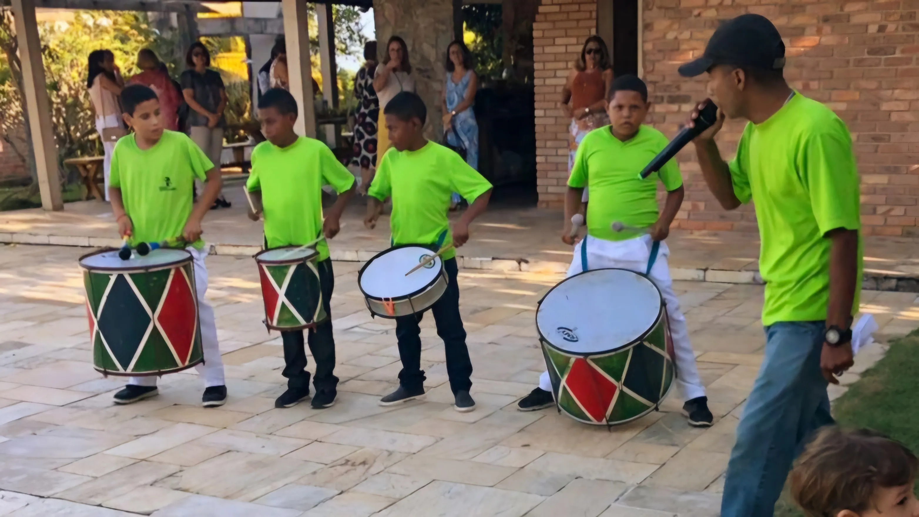 Crianças tocando instrumentos em banda de percussão