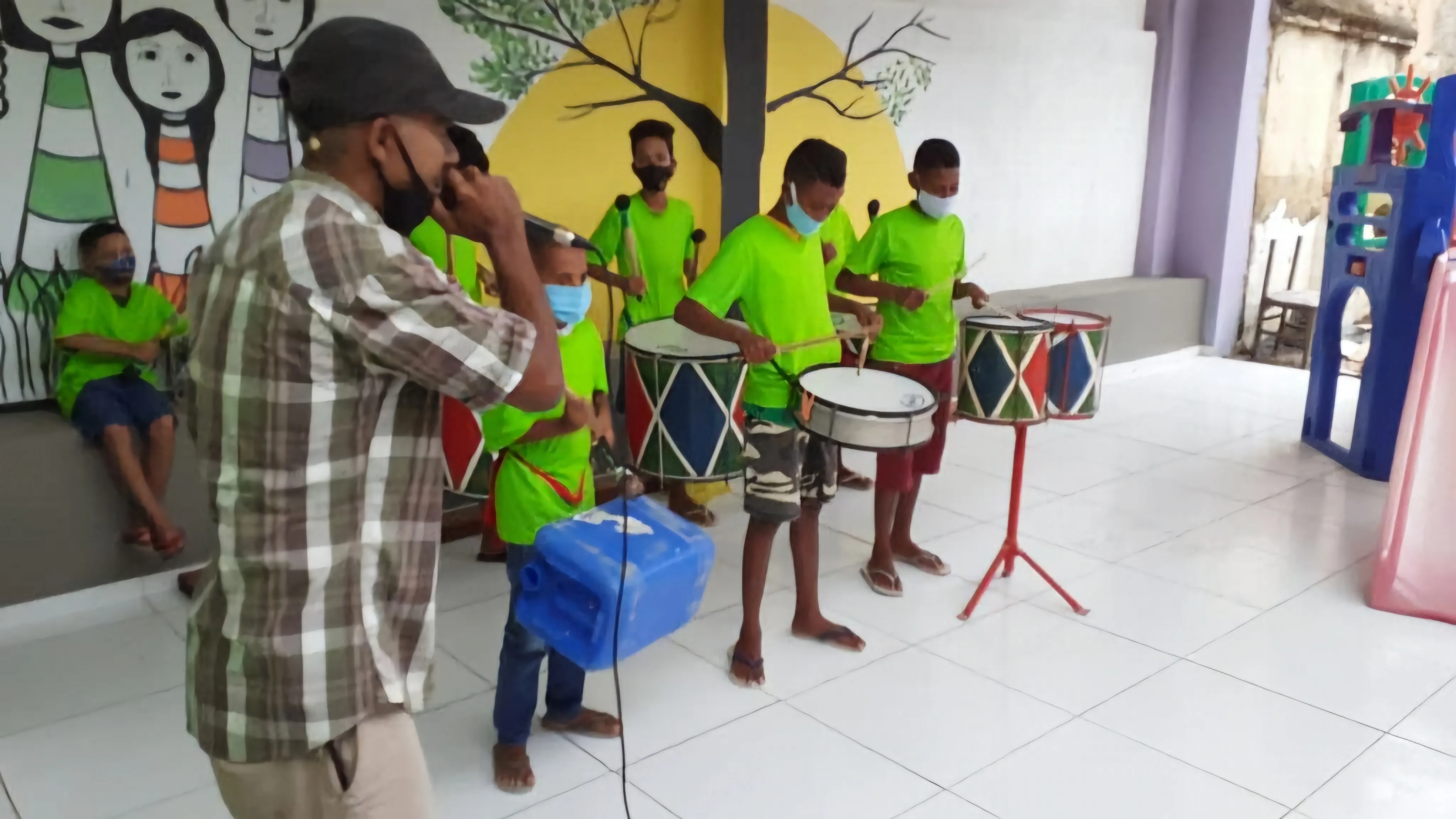 Crianças tocando instrumentos em banda de percussão