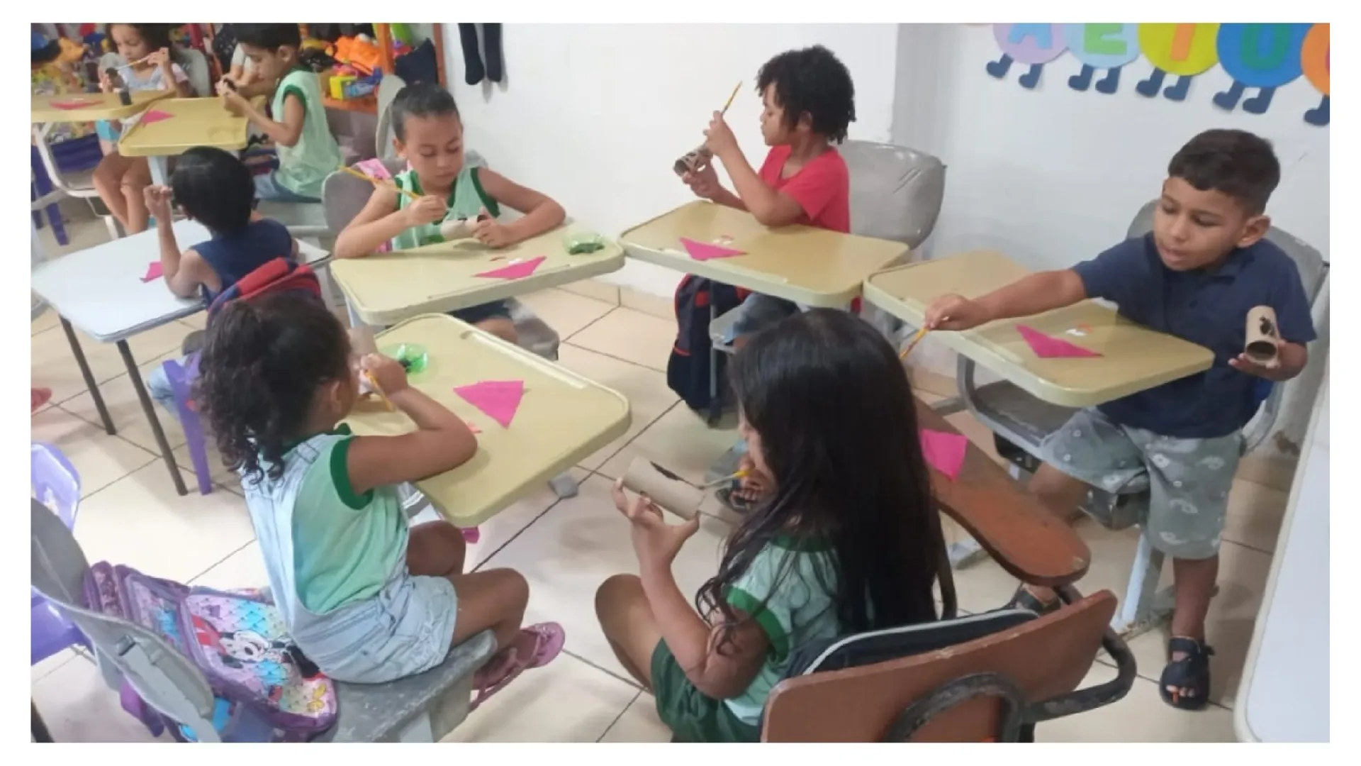 Crianças participando de atividades de reforço escolar