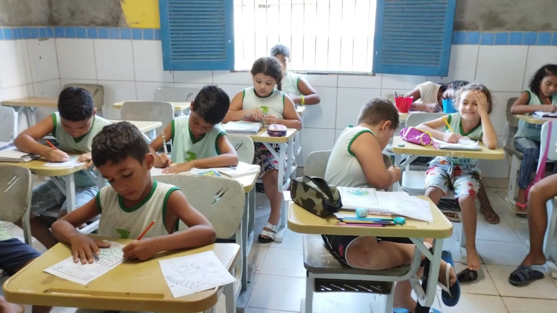 Crianças participando de atividades de reforço escolar