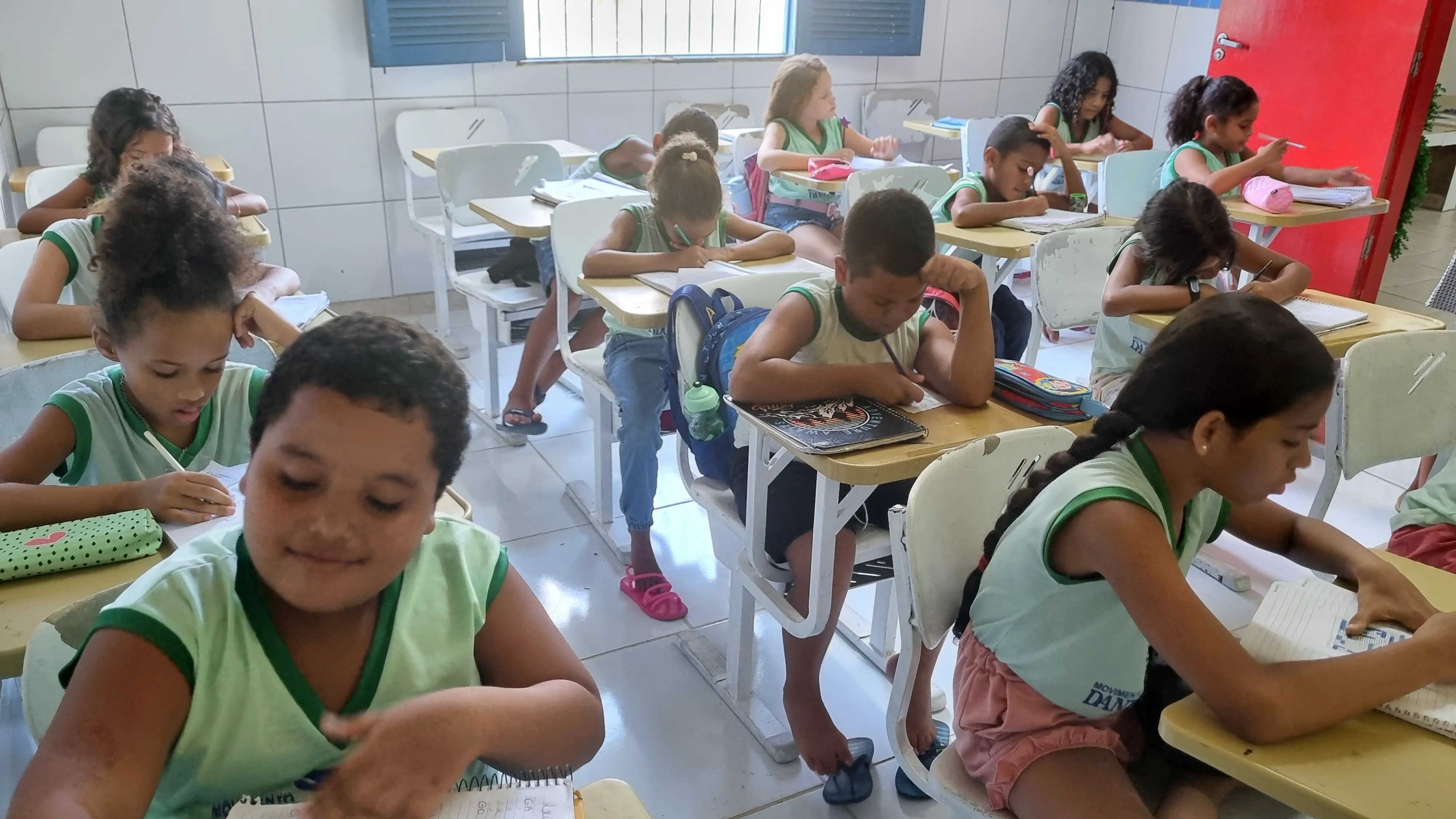 Crianças participando de atividades de reforço escolar