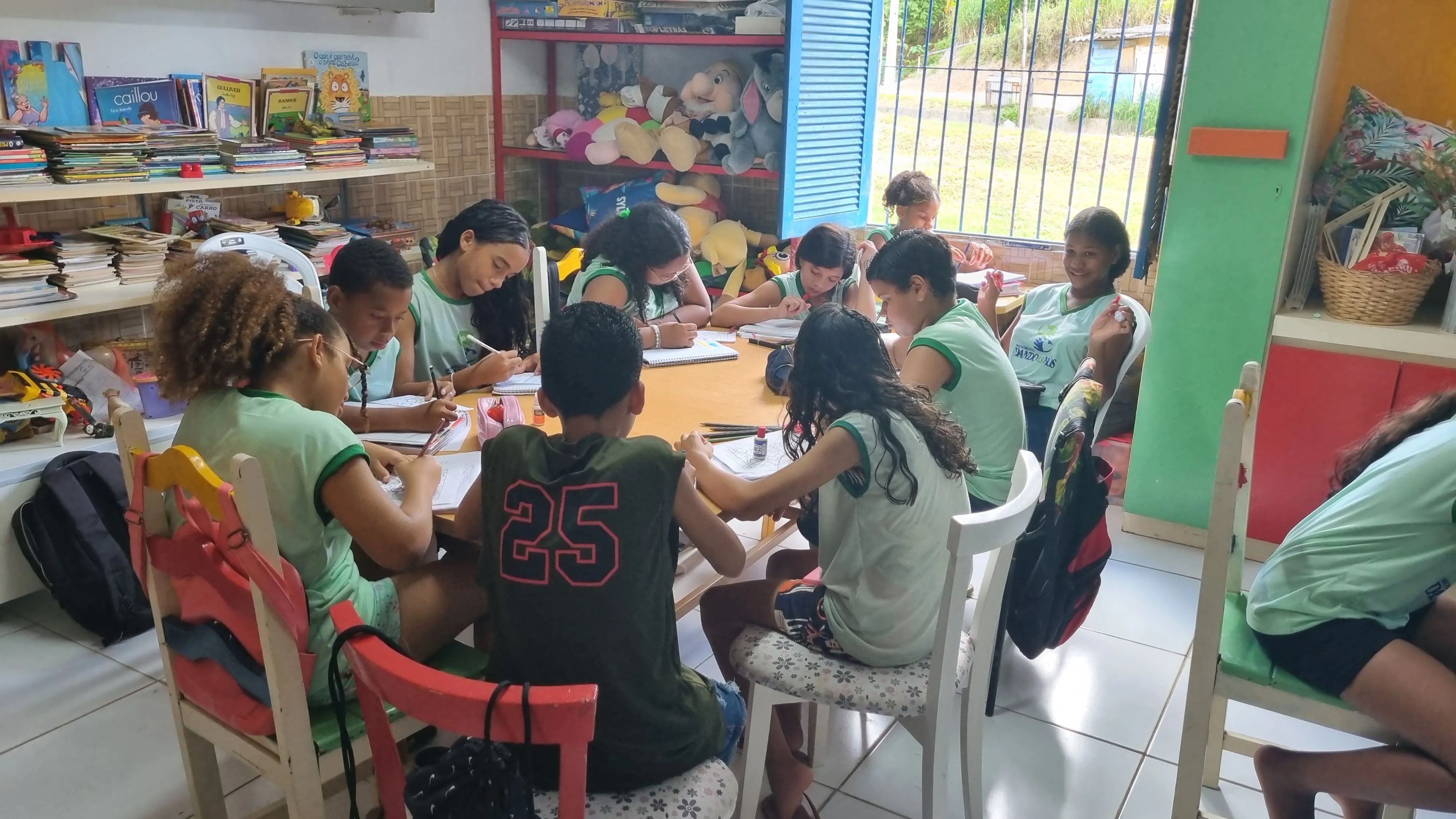 Crianças participando de atividades de reforço escolar